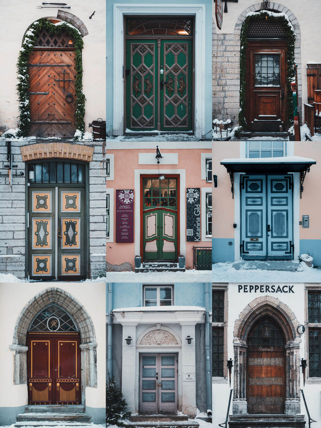 【エストニア】冬のタリン旧市街で見つけた扉が絵本の世界みたいで可愛かった