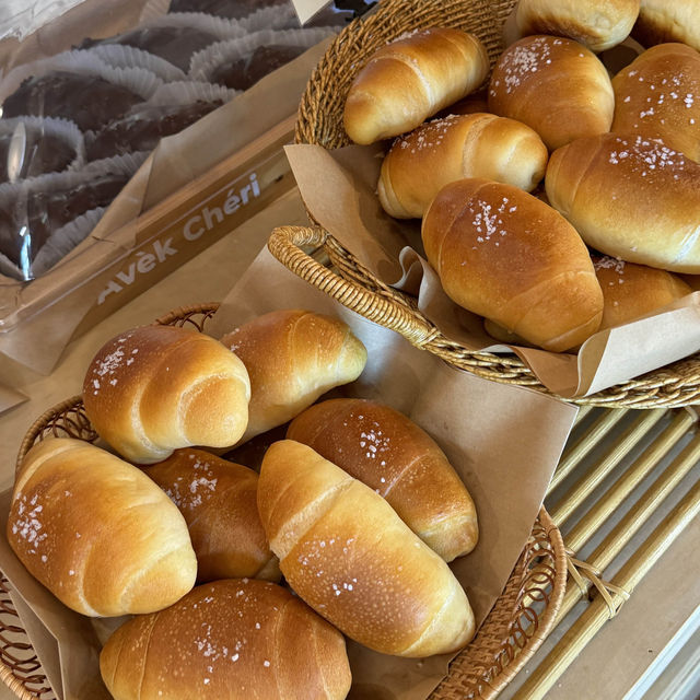 [연남]연트럴파크 뷰 소금빵 맛집 “아벡쉐리”