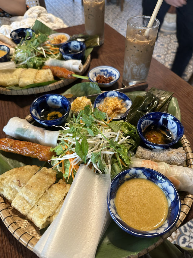 ベトナム・フエ＊カラフルな線香村とベトナム料理ランチ