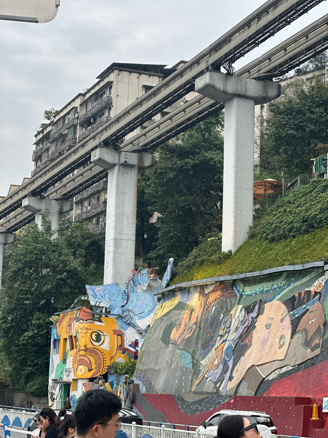อะเมซิ่ง …  รถไฟทะลุตึกเมืองฉงชิ่ง 🚅✨