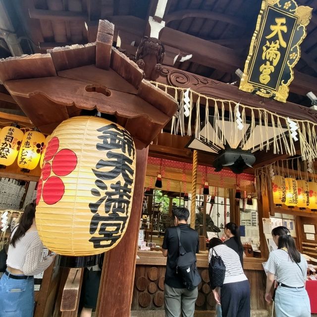 京都景點｜隱身商店街能增長學問智慧、金牛求財富—錦天滿宮