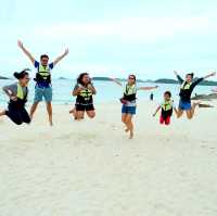 เล่นน้ำที่หาดลูกลม เกาะแสมสาร 