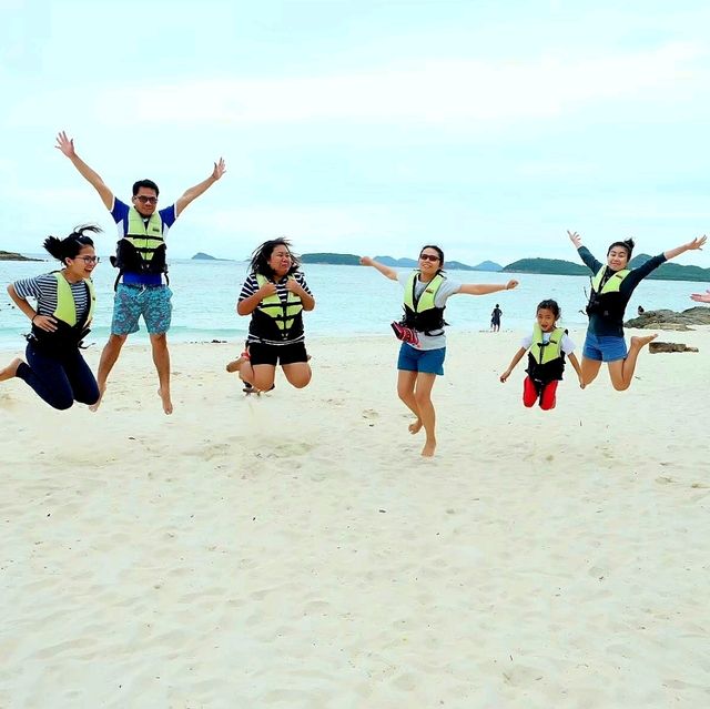 เล่นน้ำที่หาดลูกลม เกาะแสมสาร 
