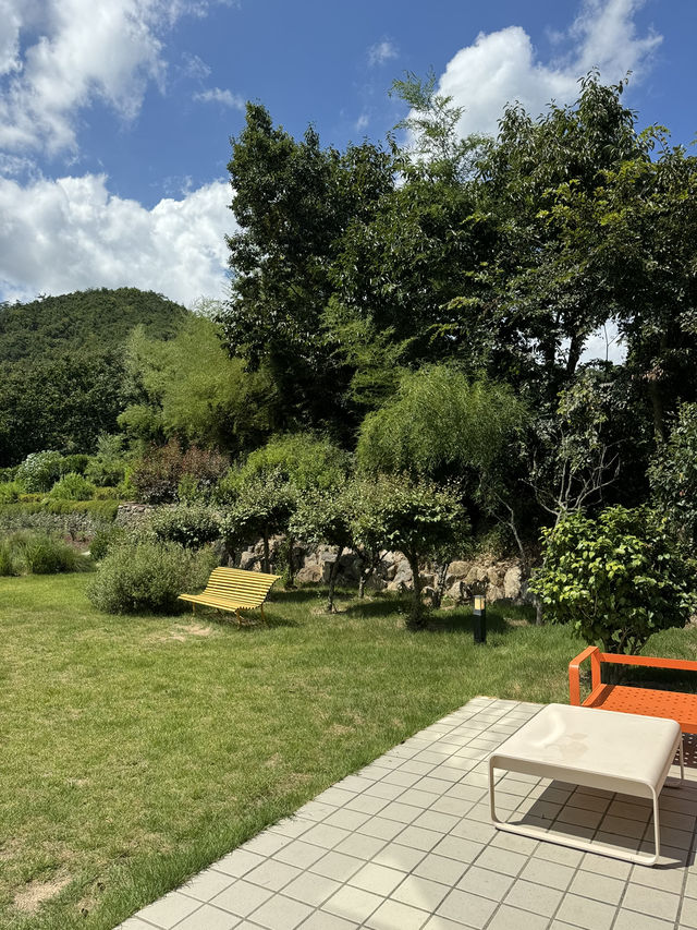 아름다운 정원과 차분한 분위기 🌳