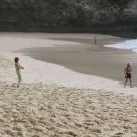 Climbing challenge at Kelingking beach with my sisters