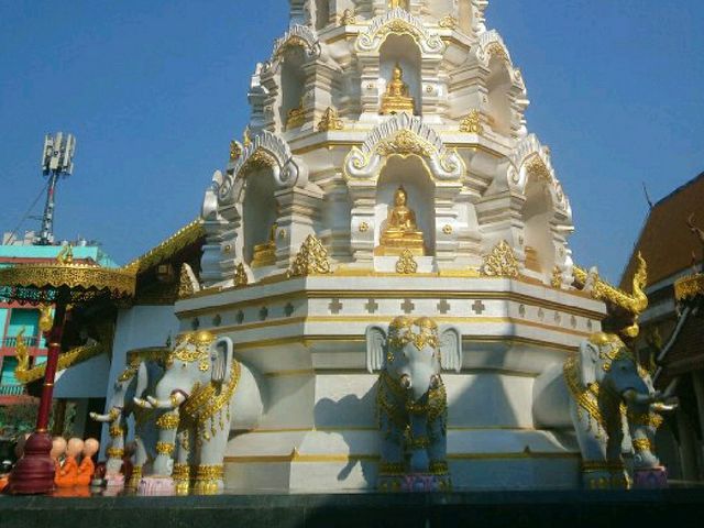 ไหว้พระเจ้าเพชรมงคลมุนี  วัดกลางเวียง