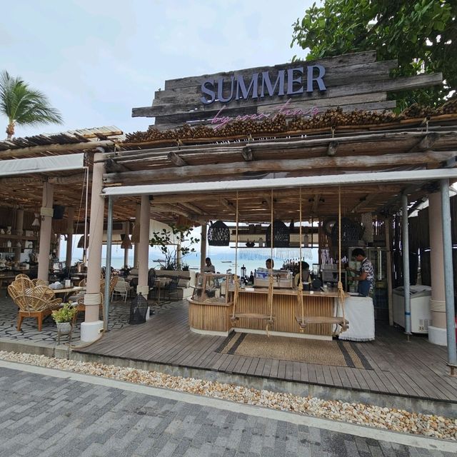 คาเฟ่บีชบาร์ที่สวยตรงปกของสมุย