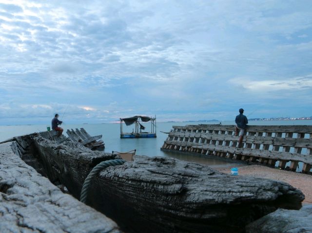 หาดลับนาเกลือ ชมเรือเก่า