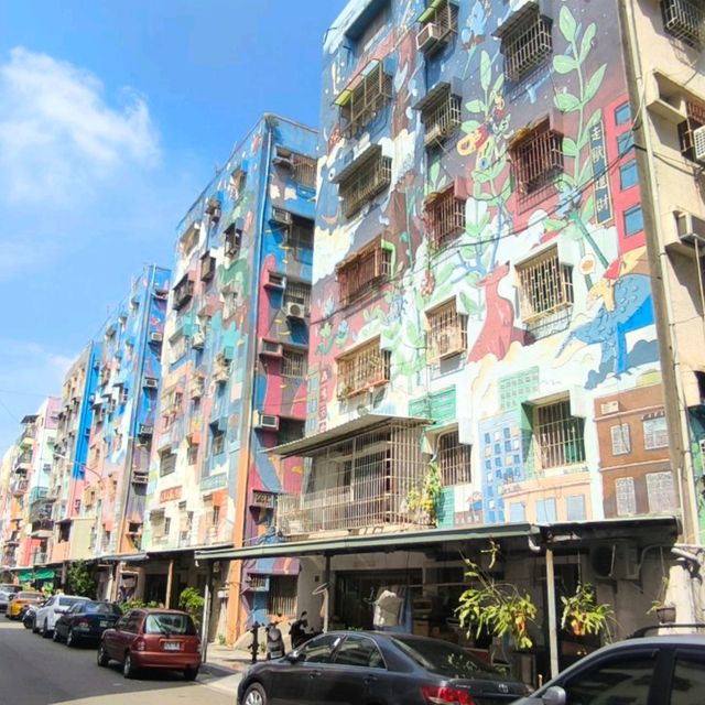 高雄景點！衛武迷迷村，全台最大、最高彩繪村，全台首座大型壁畫社區。