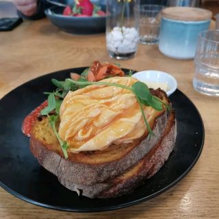 明るくて幸せな雰囲気のカフェ。