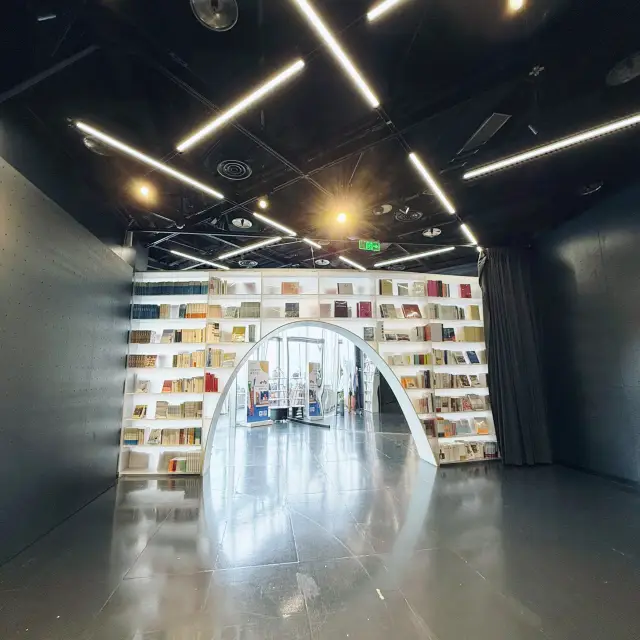 Yun Duo Bookshop: A Literary Escape Above Shanghai City 🇨🇳