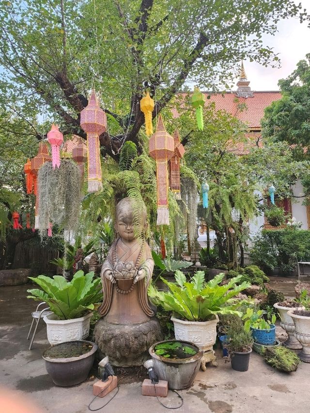 【チェンマイ】水色のポーチが珍しい 寺子屋Wat Puak Chang