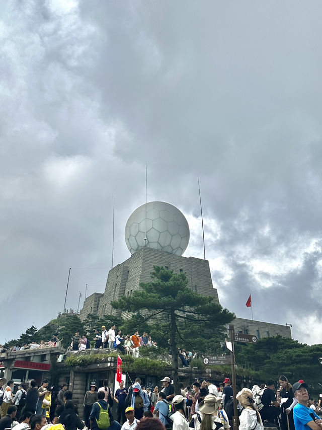 🏞️ Hiking Huangshan: A Journey Through China’s Yellow Mountains 🌄