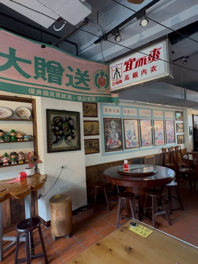 Retro Meal by the River in Wulai Old Street