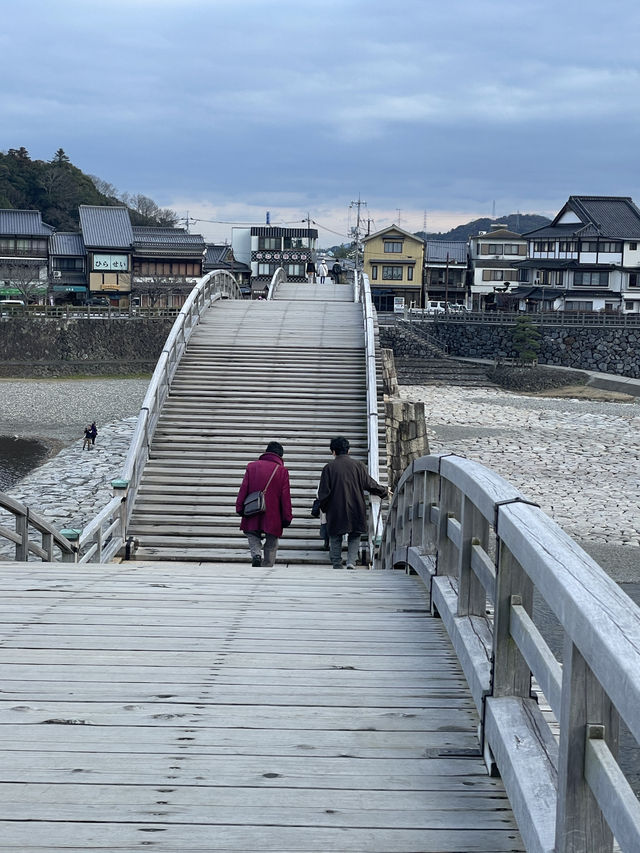 山口｜屹立逾350年 全木頭打造「不會倒的橋」岩國錦帶橋