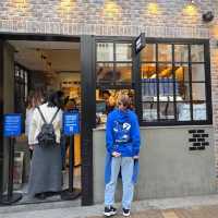Bake house ทาร์ตไข่ที่เข้าต่อแถวยาวสุดมุมถนน