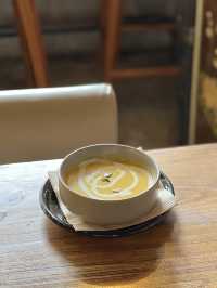  《工業風打卡Cafe🔥睇住電車路食野幾Chill》