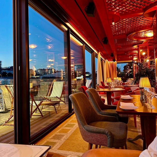 A memorable restaurant with a river view