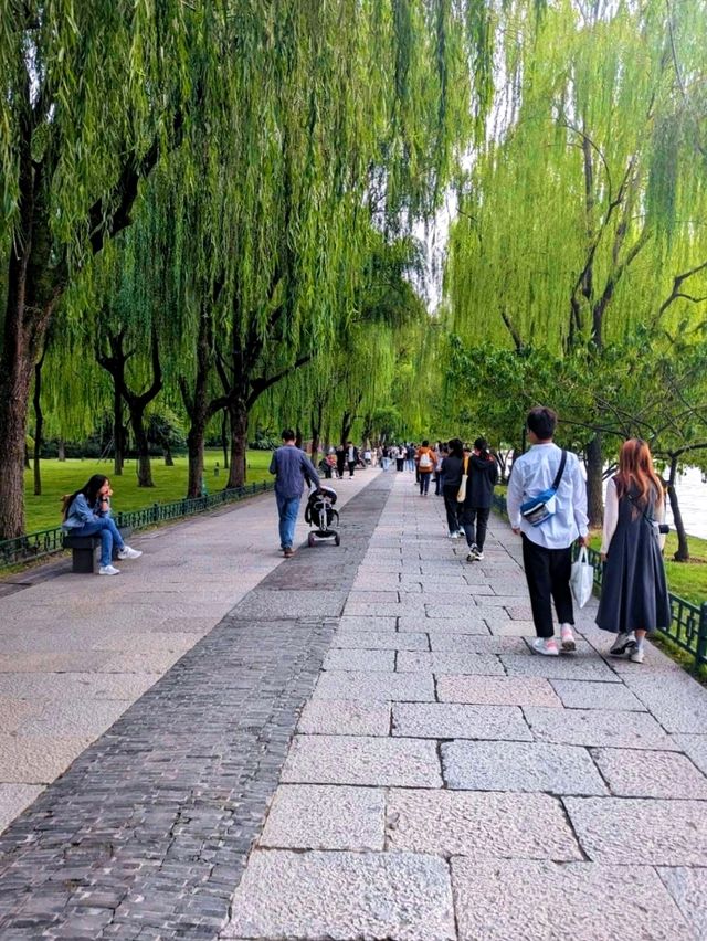West Lake, a must-visit scenic hotspot in Hangzhou, China. 