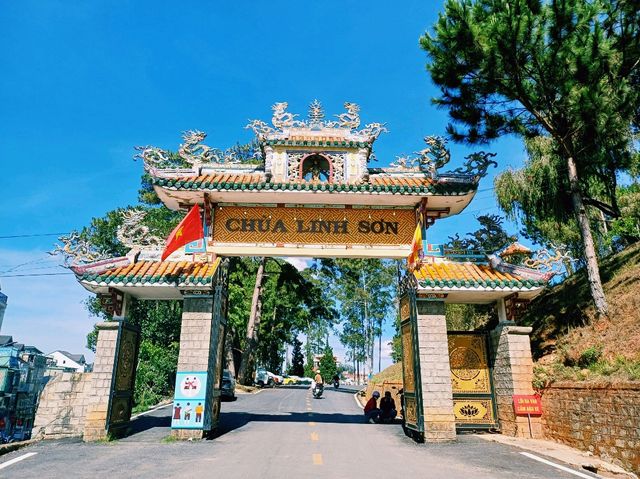 越南大叻市中心著名寺廟景點：靈光寺Chùa Linh Sơn，祈福很靈驗，適合打卡拍照📸祈福