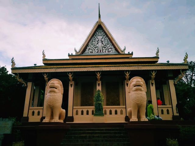 柬埔寨金邊著名寺廟景點：塔山寺វត្តភ្នំដូនពេញ，適合打卡拍照📸
