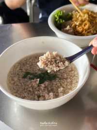 แซว ก๋วยเตี๋ยวริมทางคนแน่นย่านทองหล่อ