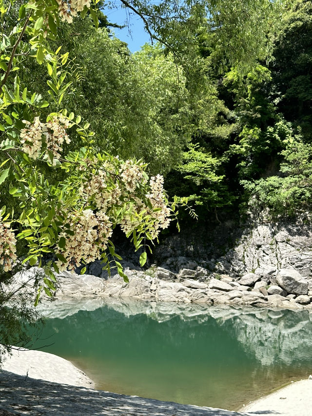 【岐阜】エメラルドグリーンの水面、山々、空の青さが素晴らしい