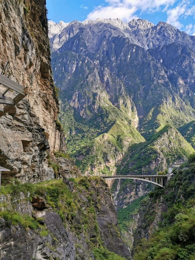 Tiger Leaping Gorge Mountains: Majestic Peaks and Rugged Beauty
