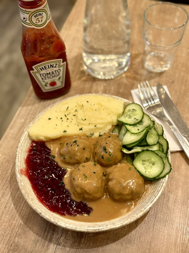 Slow Strolling in Stockholm – History, Meatballs & Cozy Breaks