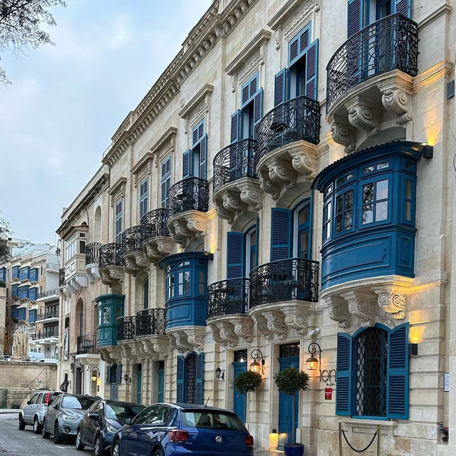 Valletta's Colorful Windows: A Photographer's Walking Tour🌈📸   