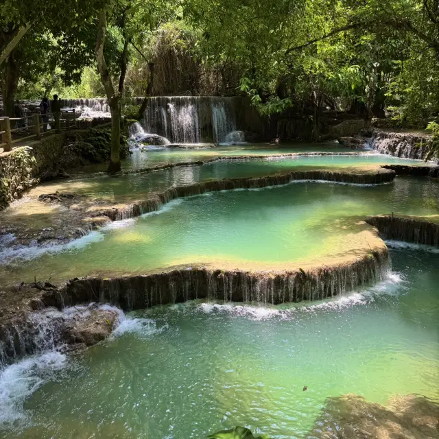 【Laos】A breathtaking emerald green waterfall you must visit 🩵.