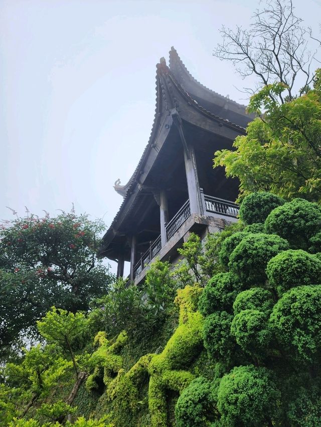 【ダナン/ベトナム】高台にある霧の中の9重の塔