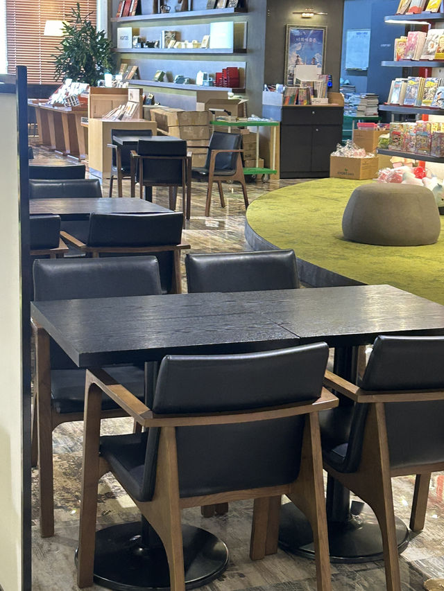 📚 서점 속 아늑한 쉼터, 골드토드 (휘게문고점)