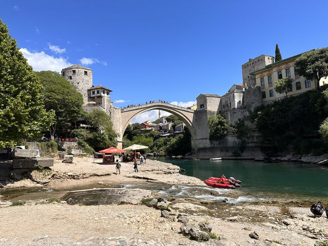 【Mostar｜ボスニアの絶景旧市街と歴史が交差する街】 美しい石橋「スタリ・モスト」と、戦火を乗り越えた街並み