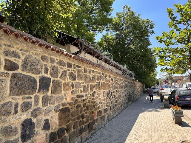 【Gracanica Monastery｜セルビア正教の聖地、コソボの静寂な修道院】 紛争を越えて今も守られる、世界遺産