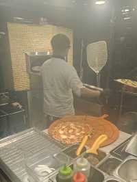 人氣正宗意大利Pizza，巨型烤爐是賣點