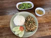 【Khao Tom Baht Diao｜ニマンヘミンでコスパ最高！ローカル感あふれるタイ料理食堂】