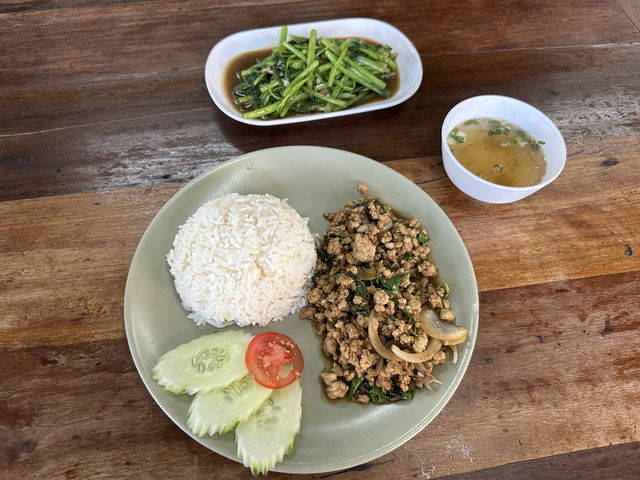 【Khao Tom Baht Diao｜ニマンヘミンでコスパ最高！ローカル感あふれるタイ料理食堂】