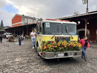 [Antigua Flower Festival | Walking around the city in November, surrounded by colors and scents]