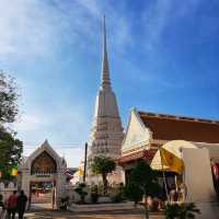 สักการะพระพุทธมหาจักรพรรดิ พระพุทธรูปทรงเครื่อง