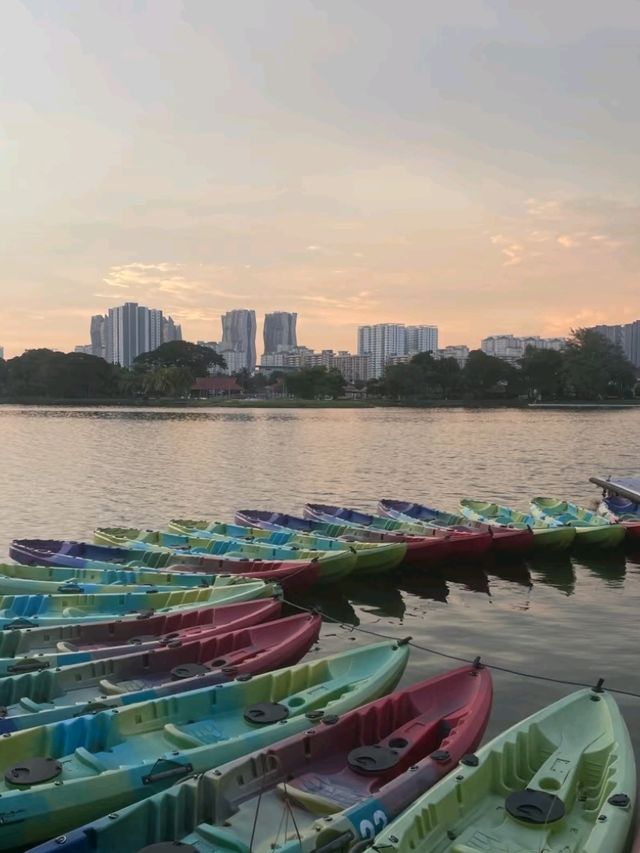 🚣‍♀️🌳 Lake Titiwangsa – KL’s Coolest Lakeside Playground! 🌊🌞