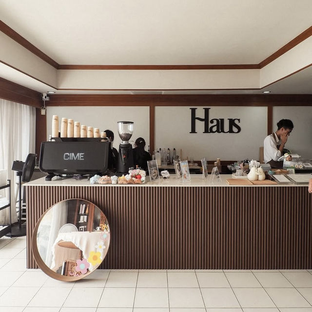  Haus Cafe & Bar 