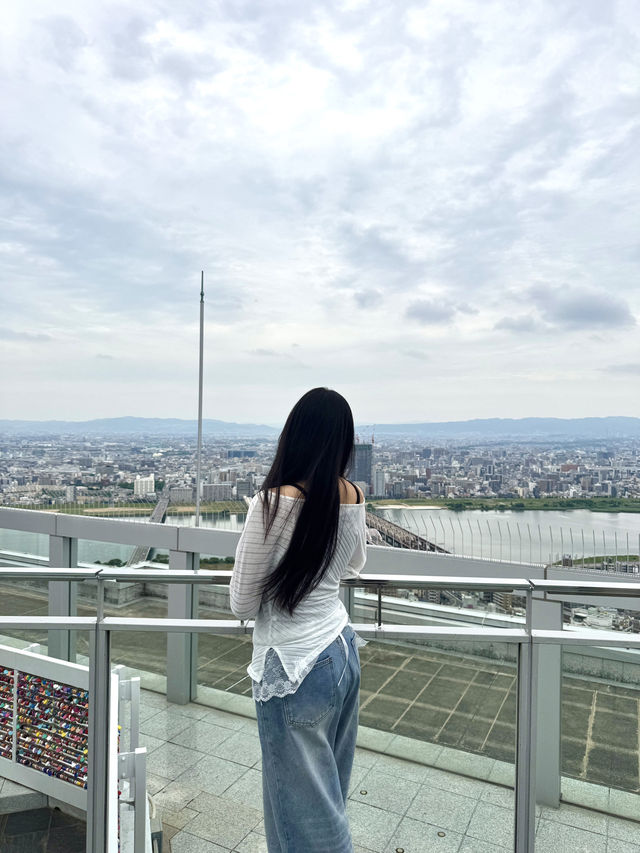 จุดชมวิวกลางเมืองโอซาก้า Umeda Sky Building