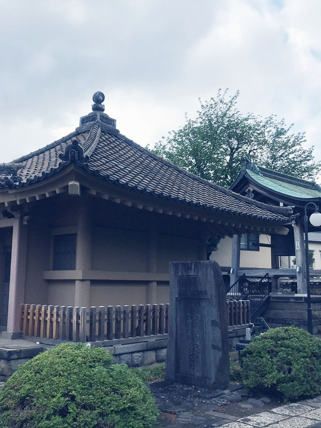 【東京都　北区　芥川龍之介ゆかりの地・田端の坂道と寺社の数々。赤紙仁王尊】