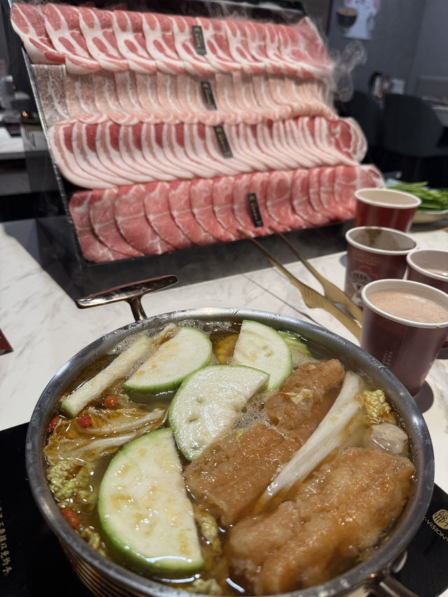 嗑肉火鍋太原店：澎湃上桌的肉片瀑布，嗑到爽快才算數！