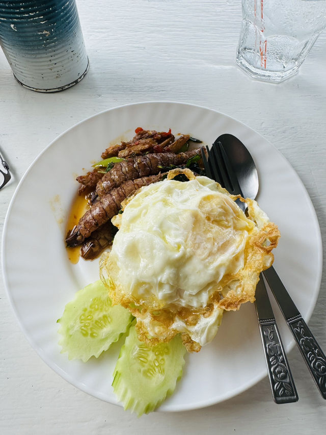 ร้าน ”สบายใจ“ ริมแม่น้ำ ร้านอร่อยที่จันทบุรีต้องมา