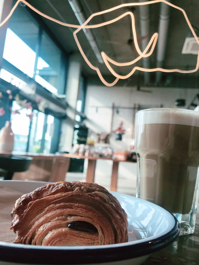 オランダ🇳🇱で人気のパン屋さん🥖 BBrood(ビー・ブロード)でNDSMでの朝食をアレンジする オランダ🇳🇱で人気のパン屋さん🥖 BBrood(ビー・ブロード)でNDSMでの朝食をアレンジする
