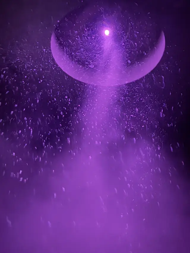 乾氷が噴き出す瞬間、それはまるで宇宙が誕生する前の静寂のよう