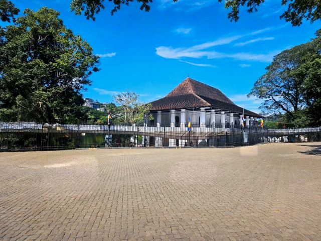 Explore the Historic Sri Dalada Maligawa Temple in Kandy, Sri Lanka