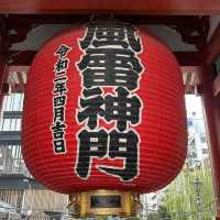 The Thunderous Welcome: Kaminarimon Gate at Sensō-ji 🎇